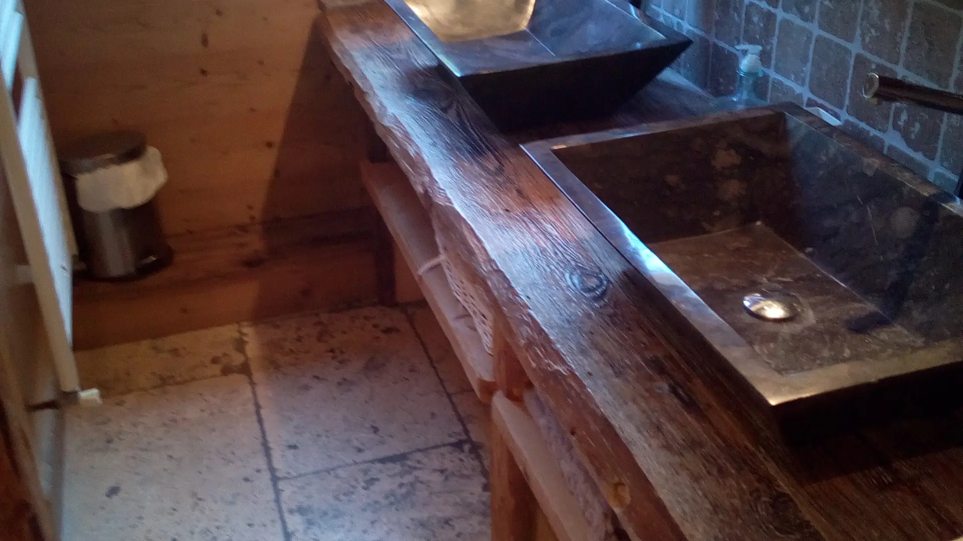 Lavabos de la salle de bain du 1er étage
