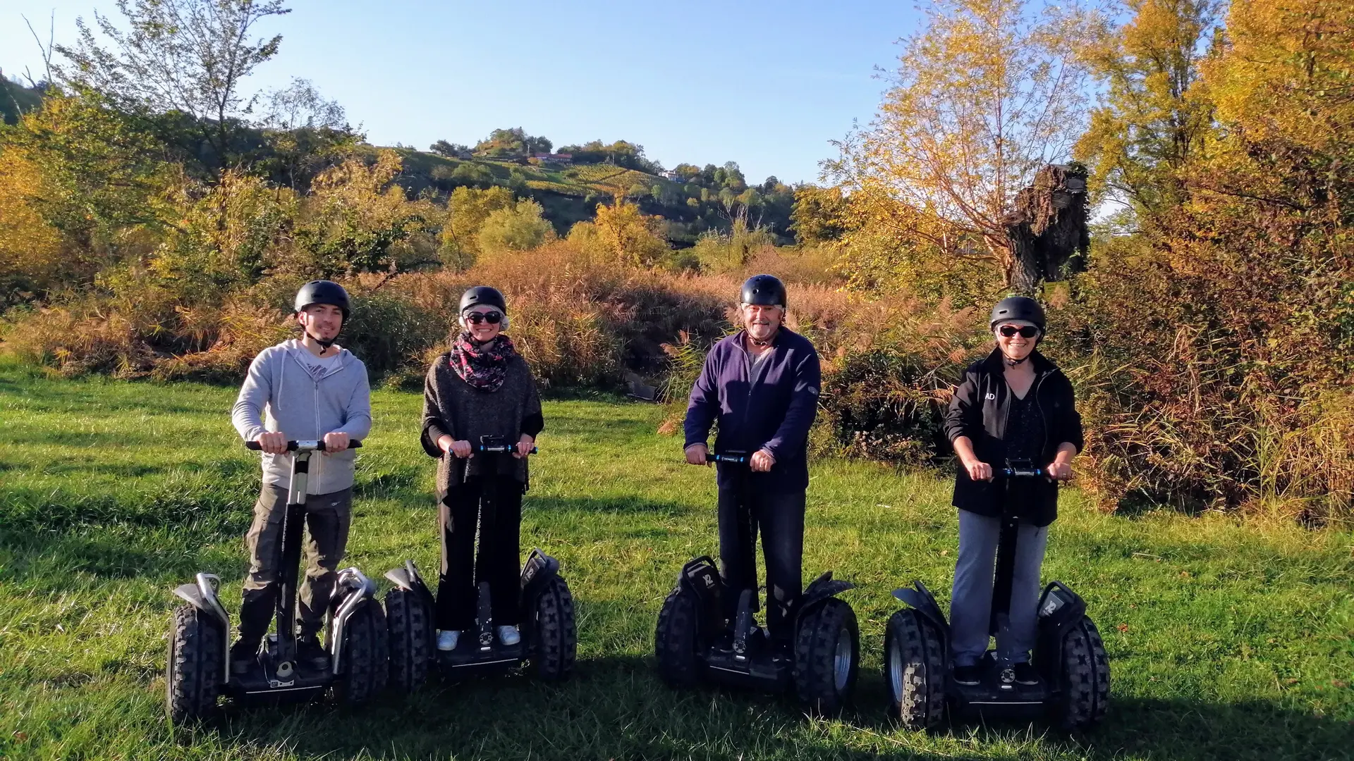 Groupe de pratiquants en Gyropode face à la montagne