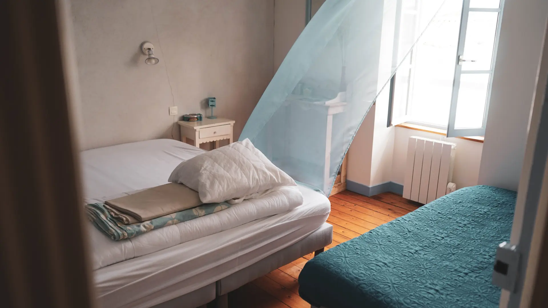 Zimmer „Bleue“ mit Kingsize-Bett und Einzelbett