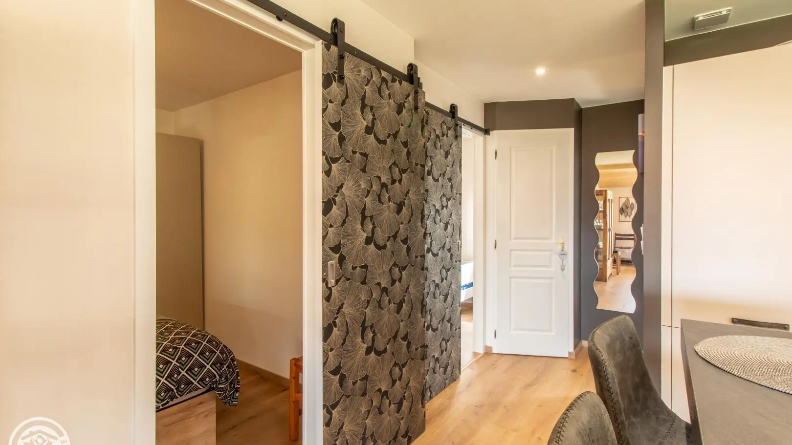 Accès chambres par porte coulissante