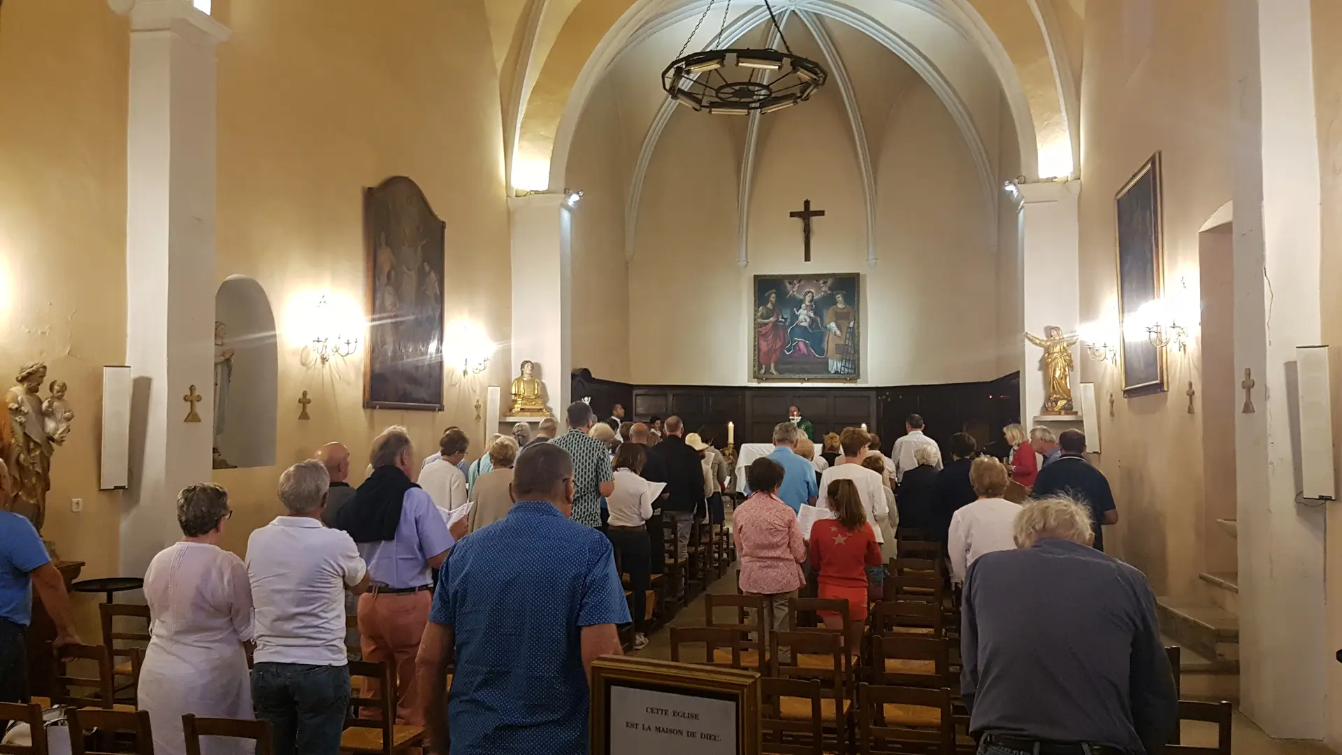 L'église de Gassin durant une messe - https://gassin