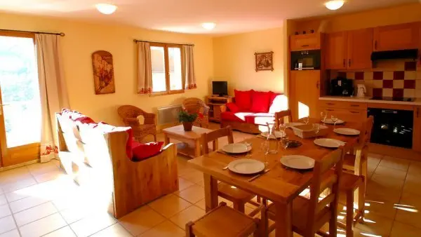 Le salon avec table des repas