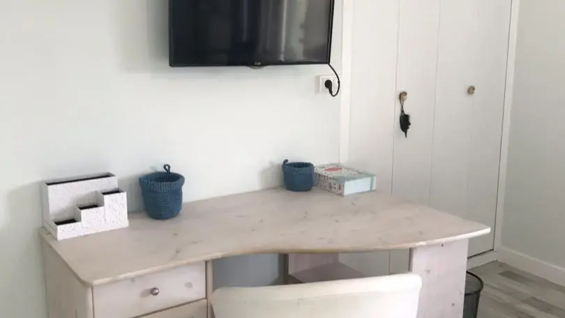 Bureau dans la grande chambre.