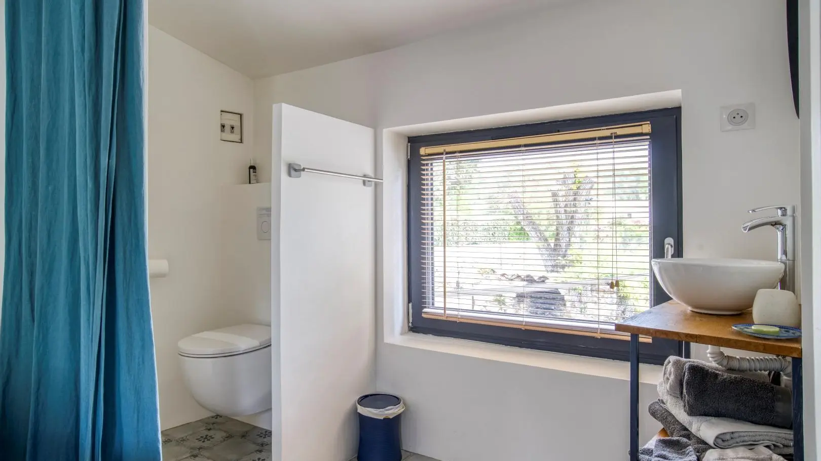 Salle d'eau/wc ouverte Chambre Aloé (niveau intermédiaire) Mas d'Osmeea (4 pers.) à Roquefort-les-Pins Gîtes de France Alpes-Maritimes