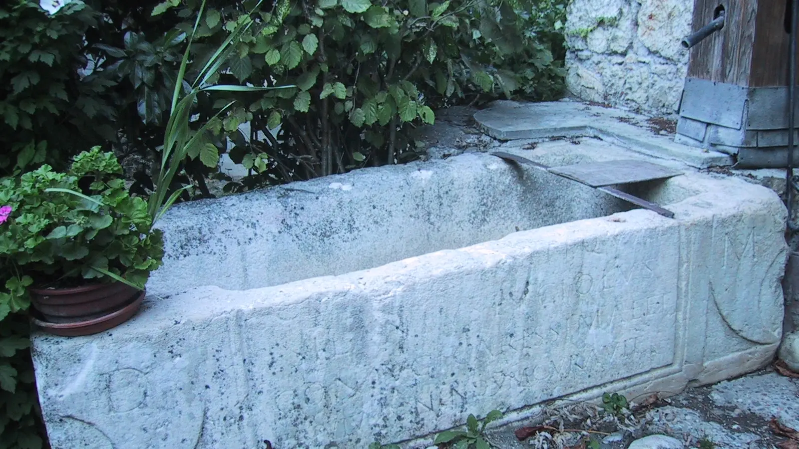 Sarcophage Charles le Chauve Lavours