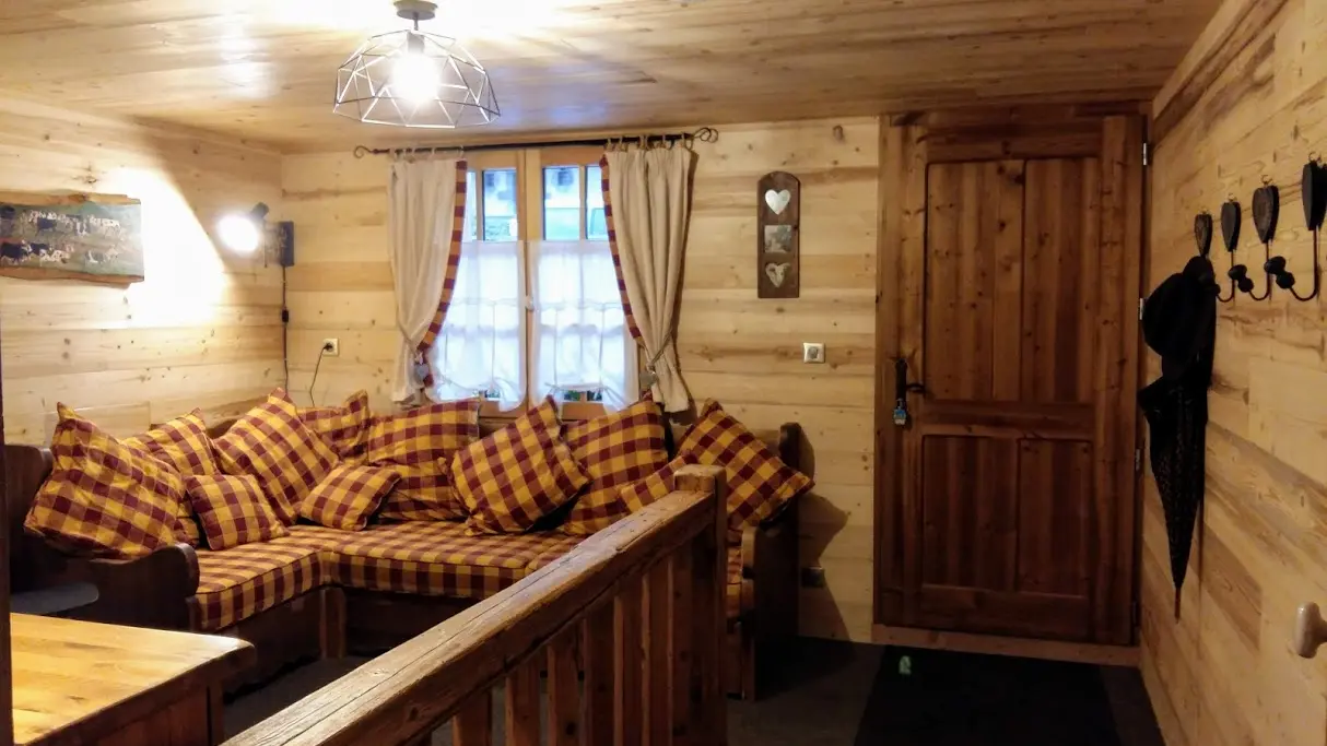 Salle de jeux - banquette - téléviseur - jeux de société