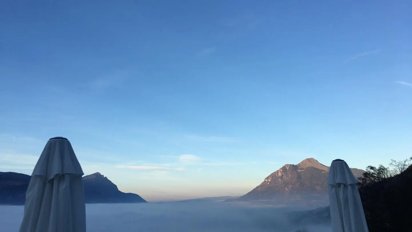 Vue depuis la terrasse sur la couche nuageuse à nos pieds
