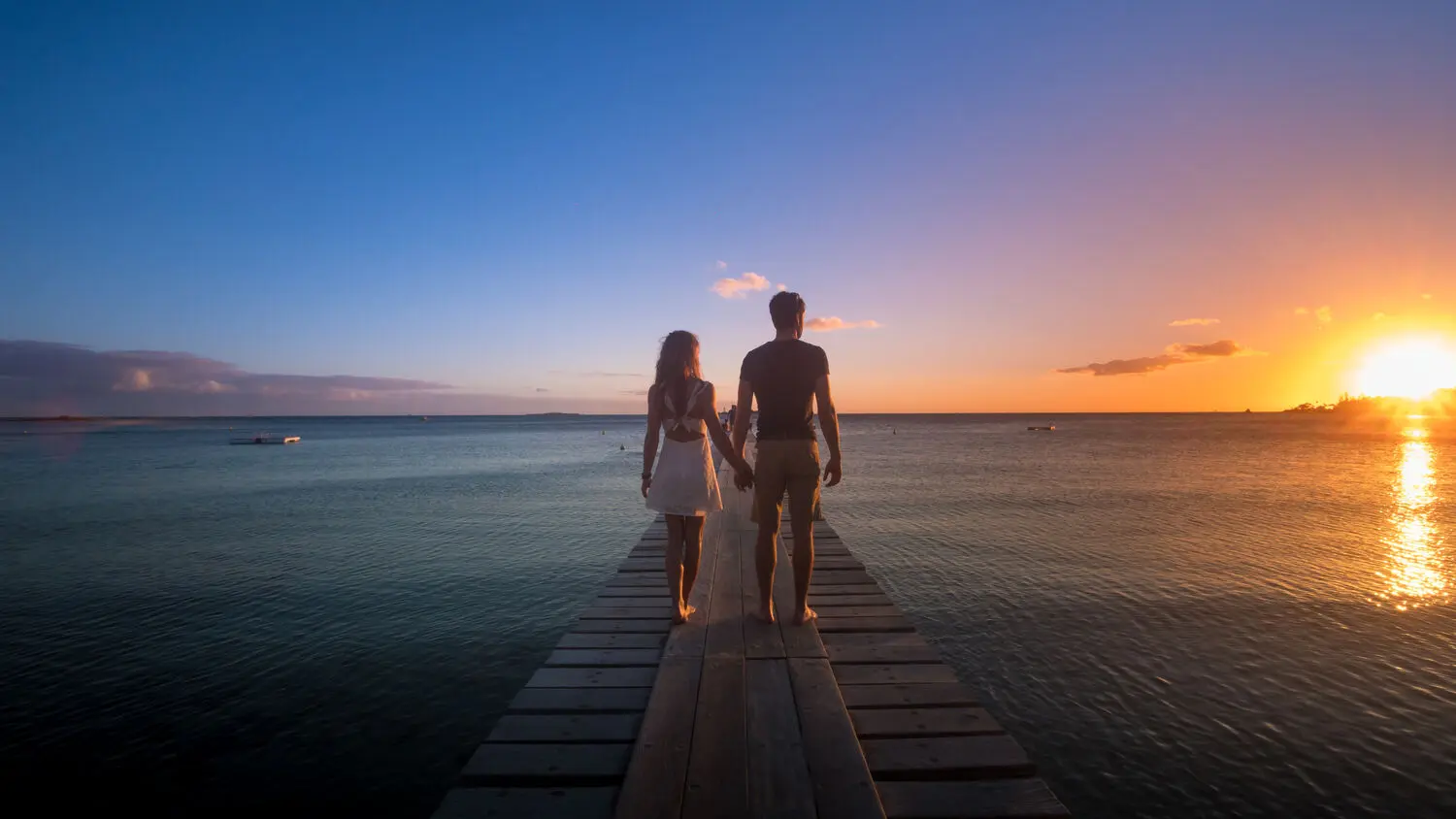 Sunset au ponton de la plage du Château Royal