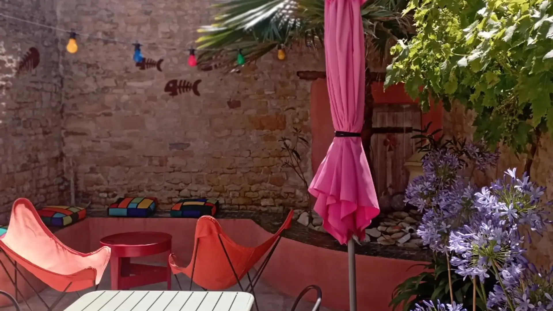 Cour extérieure ensoleillée