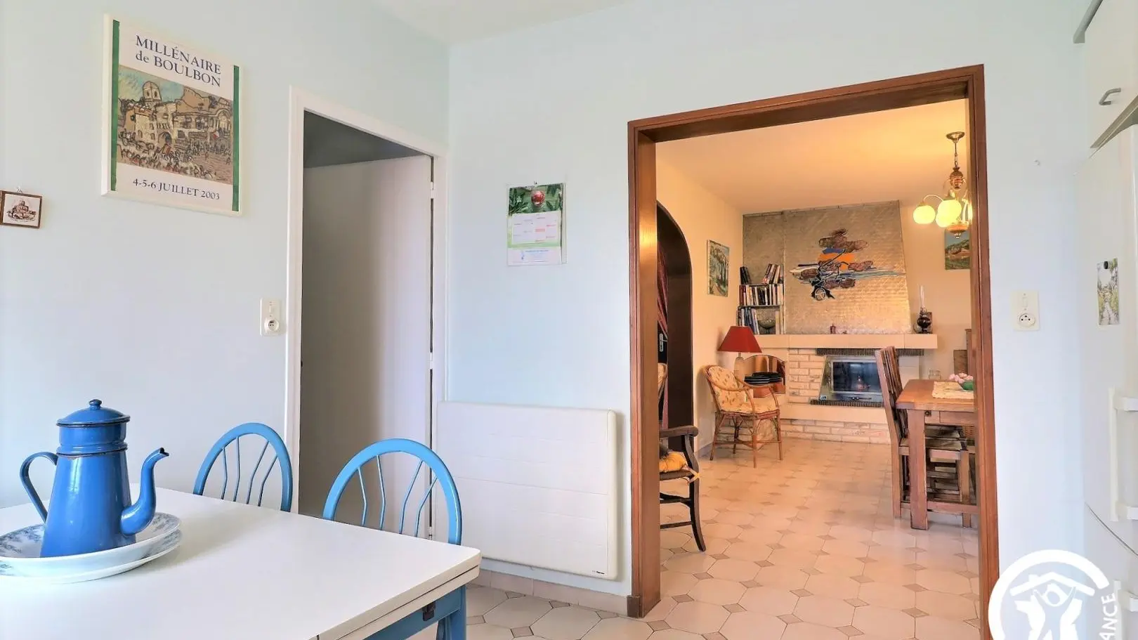 Vue du salon depuis la cuisine