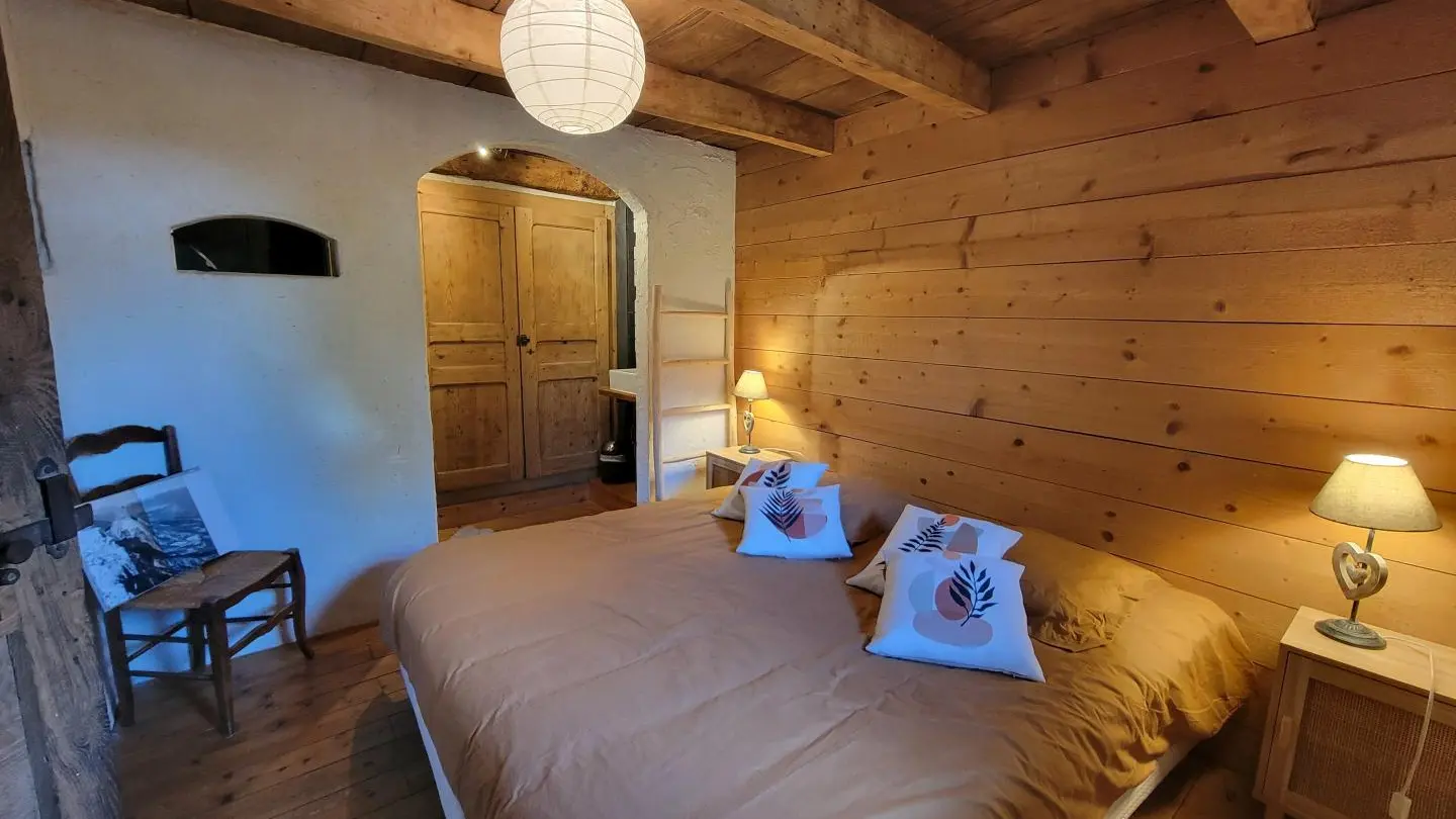 La chambre du rez de chaussée avec sa salle de douche