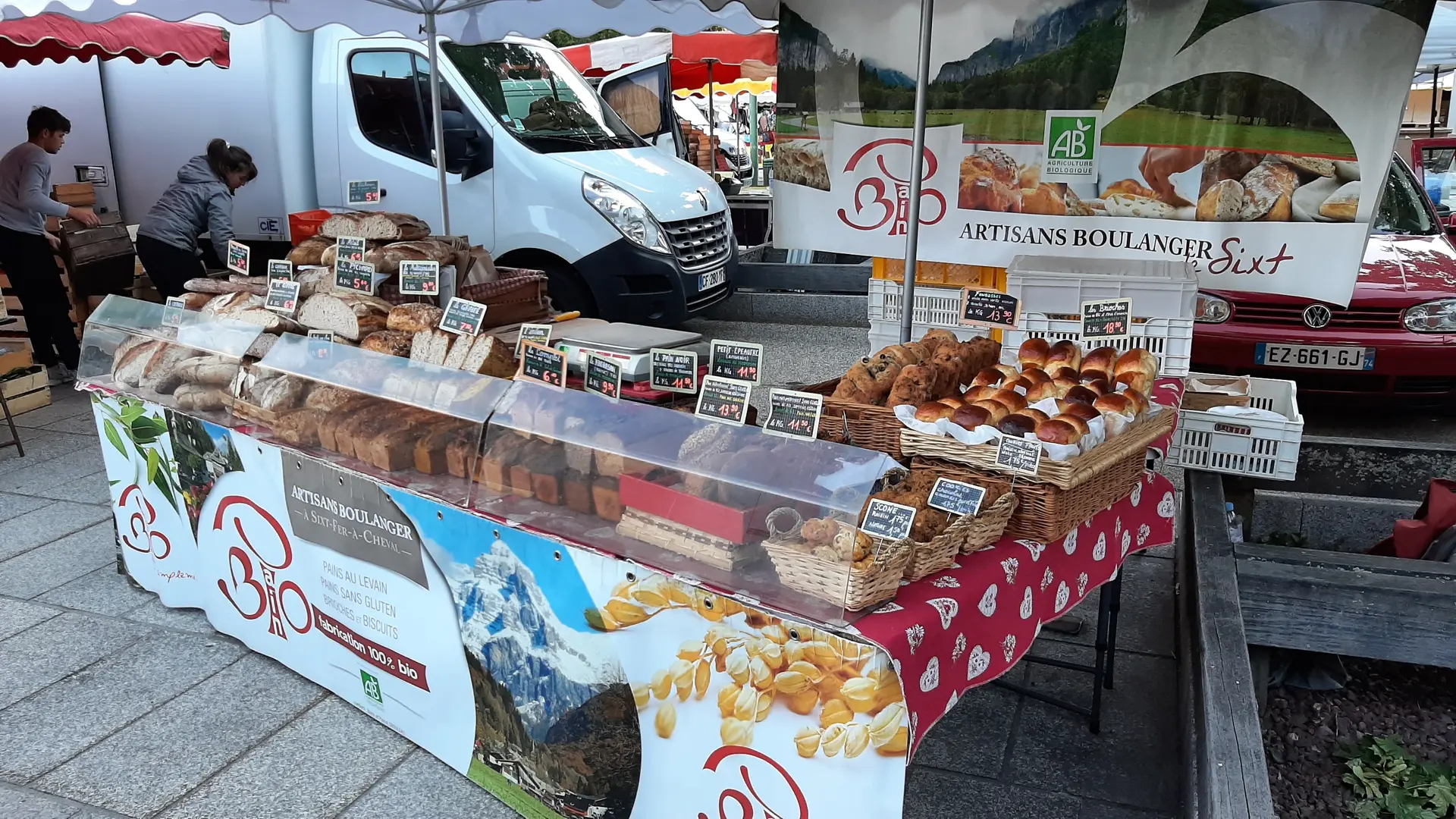 notre stand de pains et sucreries au marché de Chamonix