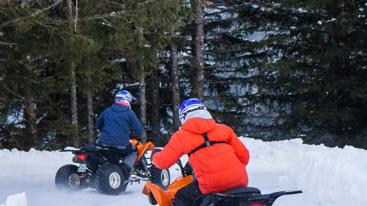 Deux quads glissant sur la glace