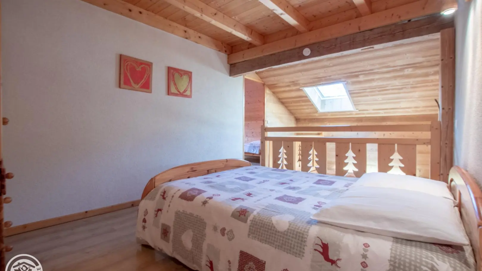 Passage par ce lieu de couchage pour accéder à la petite chambre.