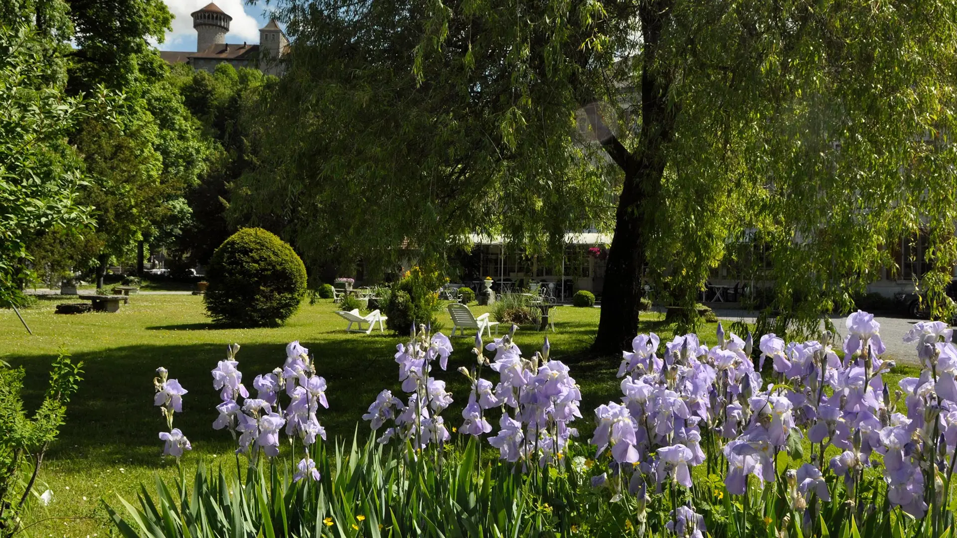 parc fleuri et arboré