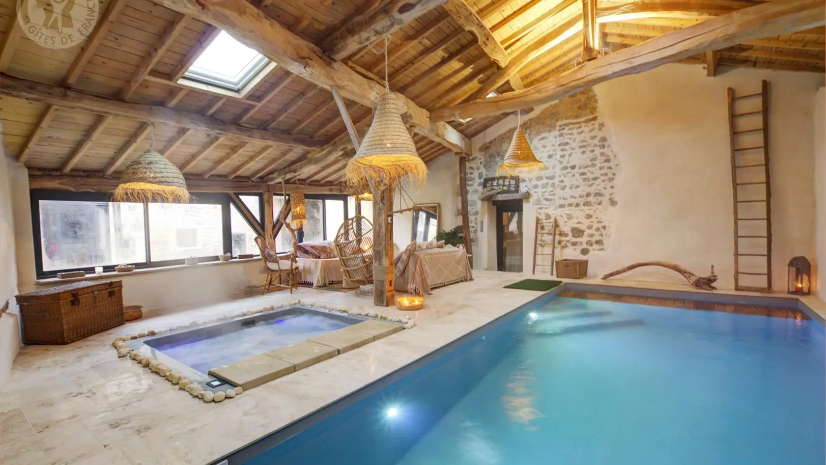 Piscine intérieure au sel, chauffée, et son jacuzzi