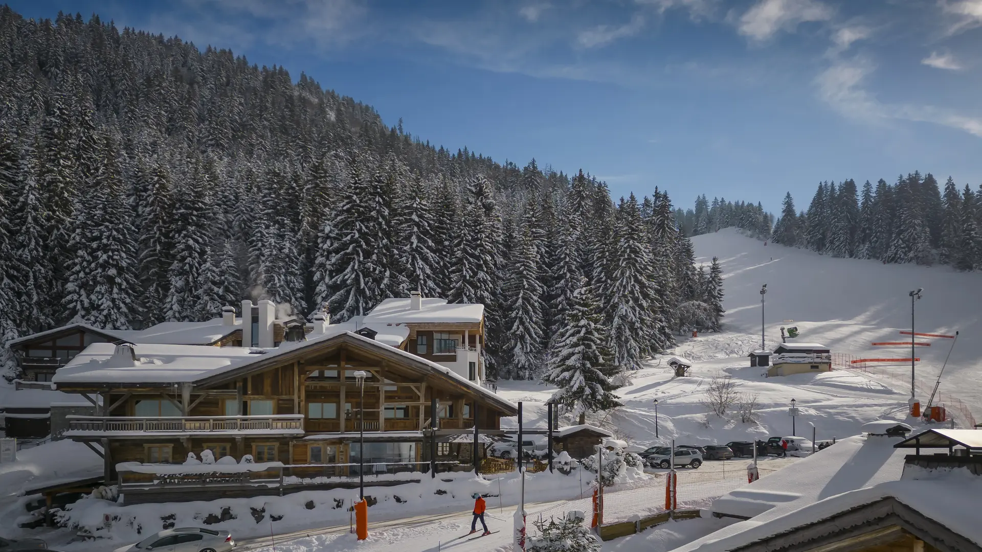 Panorama des Servages avec la piste des timalets sur le Grand Massif