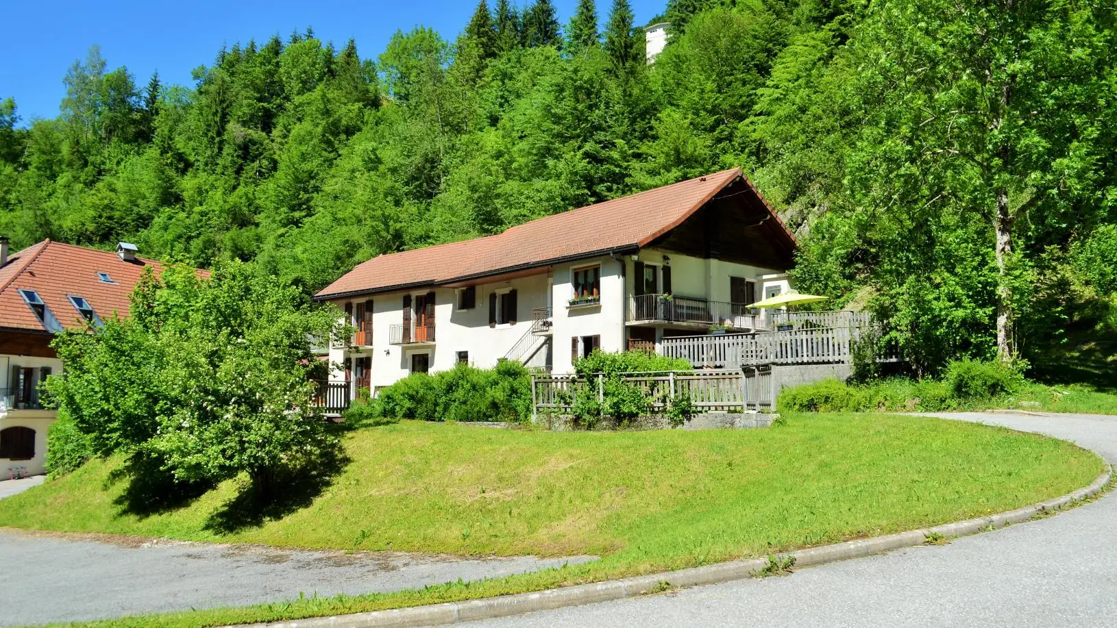 Le Gîte LE HÊTRE se situe dans un bâtiment où la famille des scieurs logeait dans les années 1930 ....Le cadre naturel et l'historique de ce lieu donne une ambiance authentique et unique offrant l'occasion de vivre des moments d'exception.
