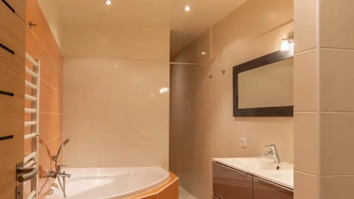 Baignoire + douche