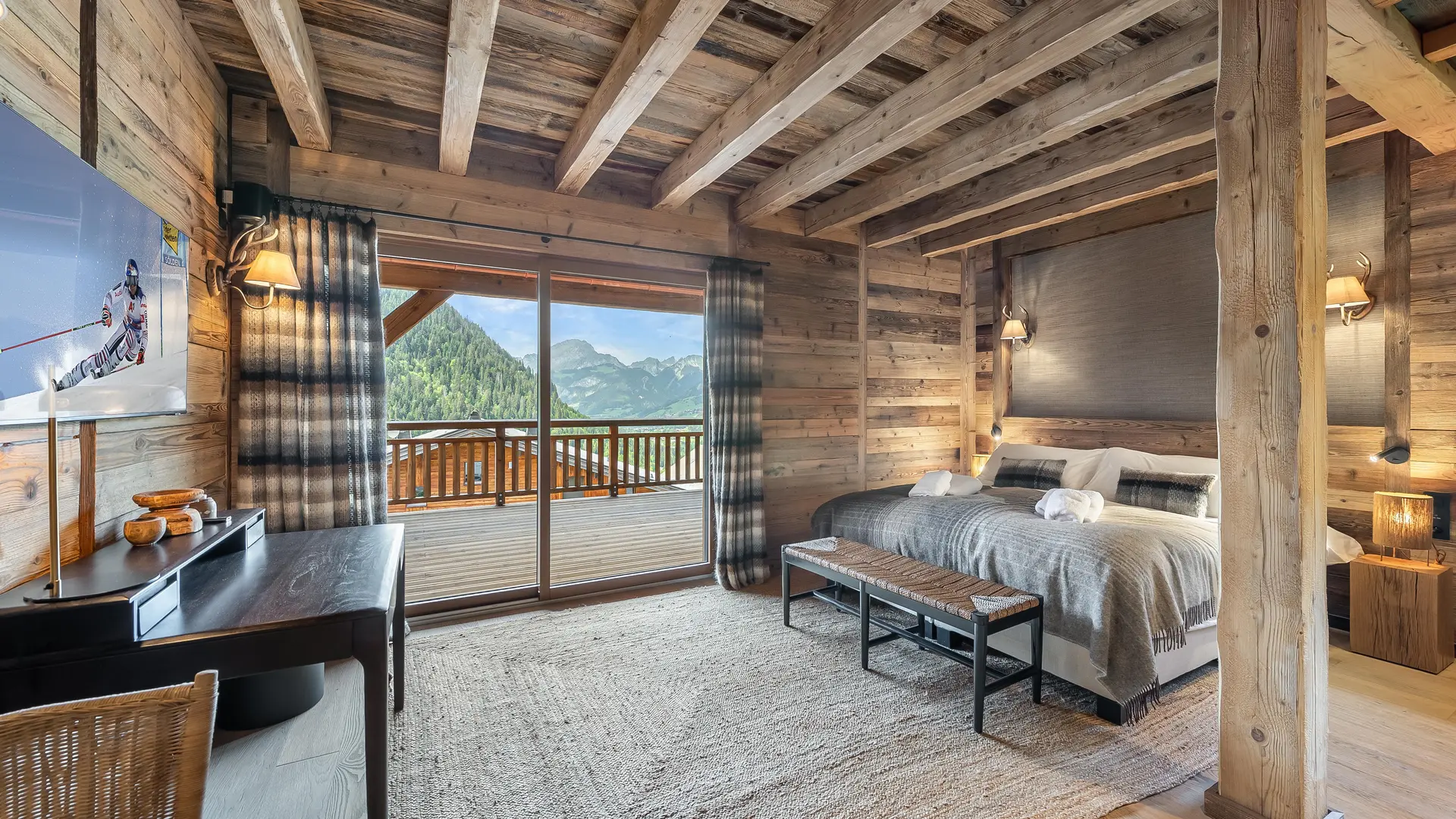 Très grande chambre avec lit double, poutres apparentes, télévision, balcon