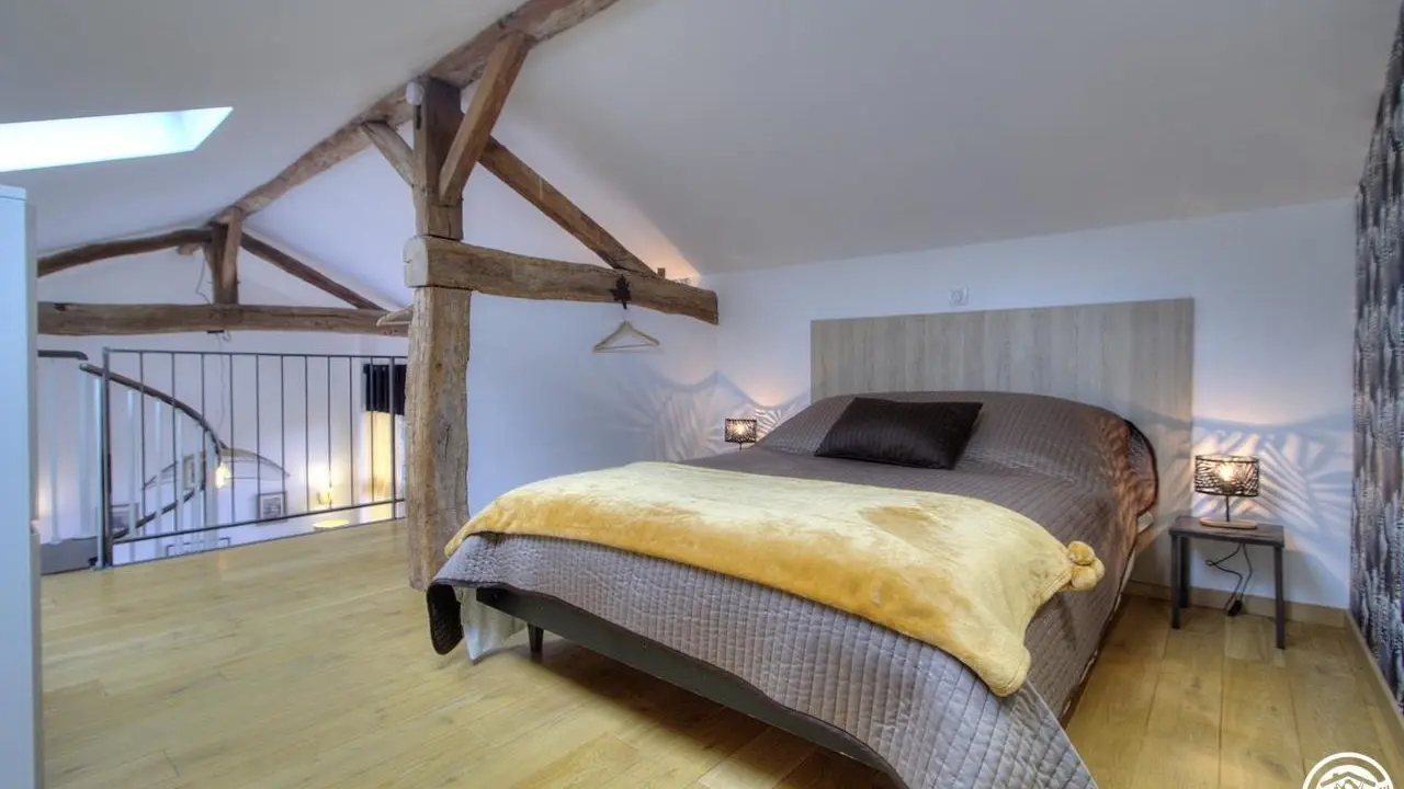 La mezzanine est composée d'un coin nuit avec son lit en 1540*190 et d'un espace bureau, le tout ouvert.