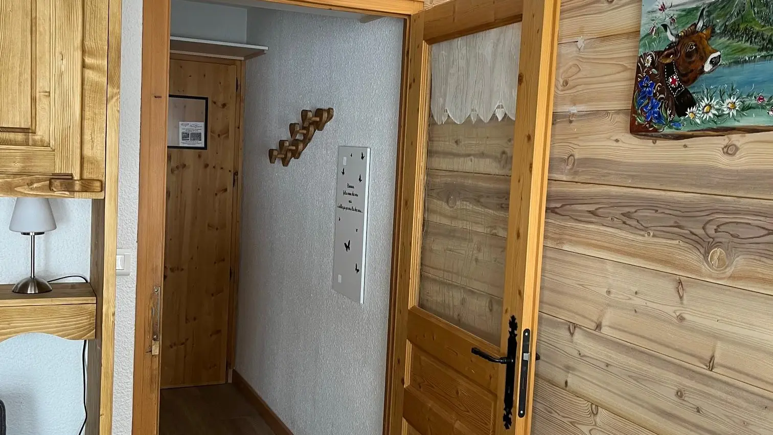 Entrée et couloir menant au séjour