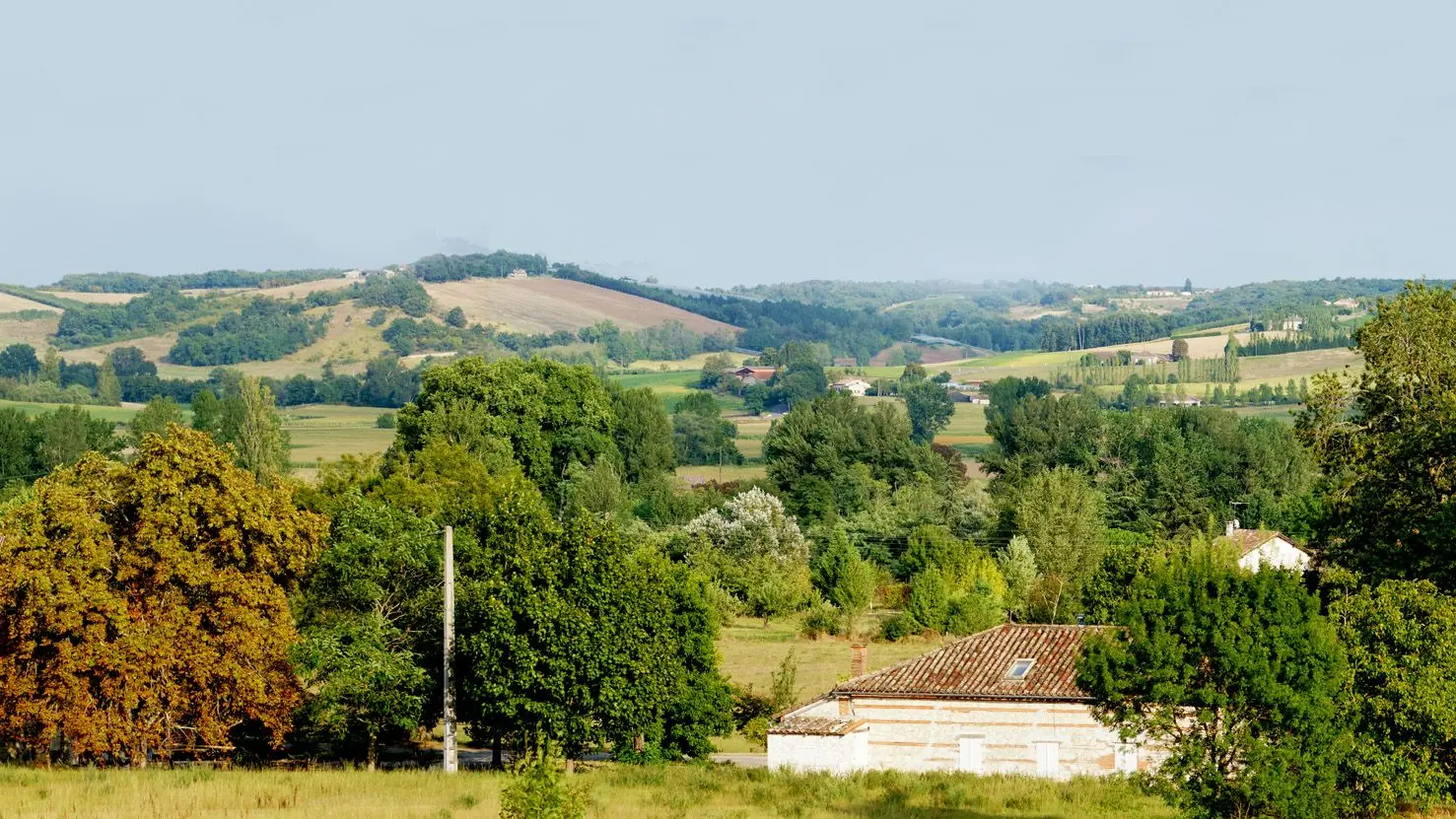 A 13 kms à gauche : Moissac et son Abbaye inscrite au patrimoine par l'UNESCO, à 11 kms à droite : Valence d'Agen.