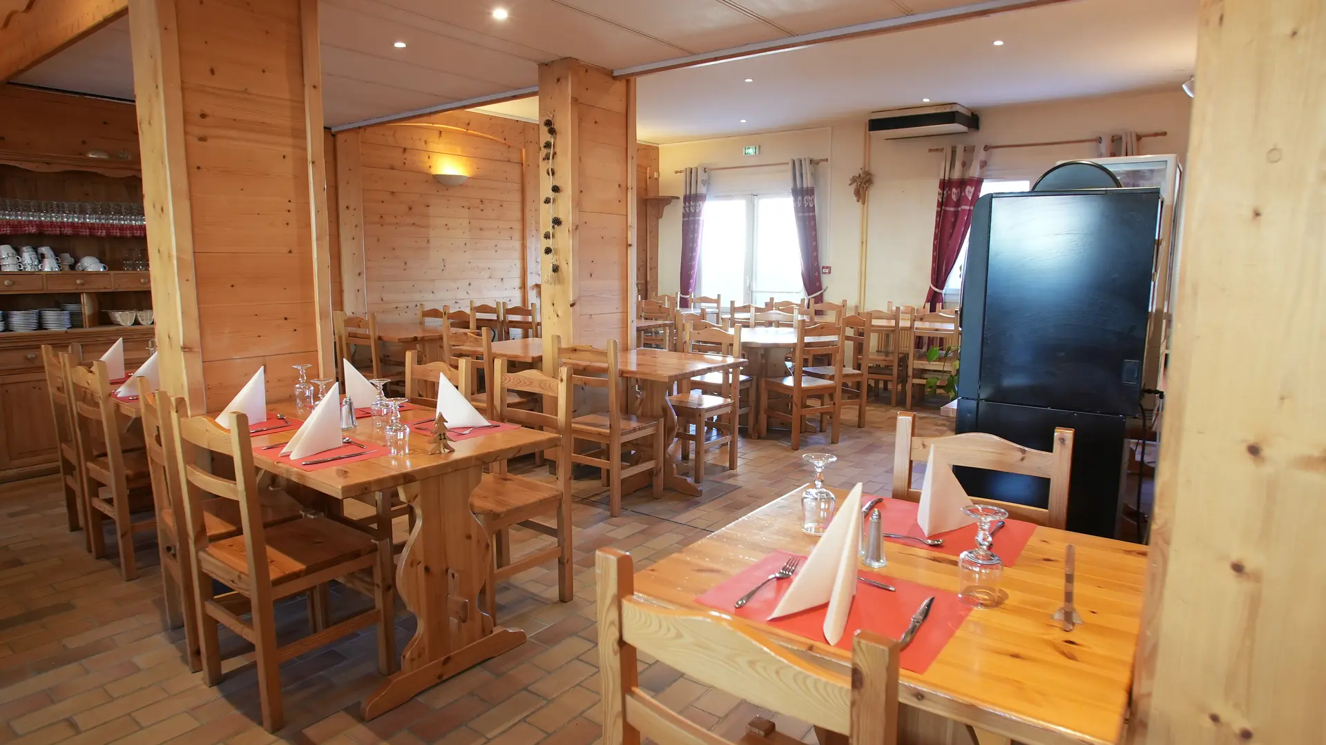Tables dressées pour le petit-déjeuner, éclairage des plafonniers et appliques murales allumés