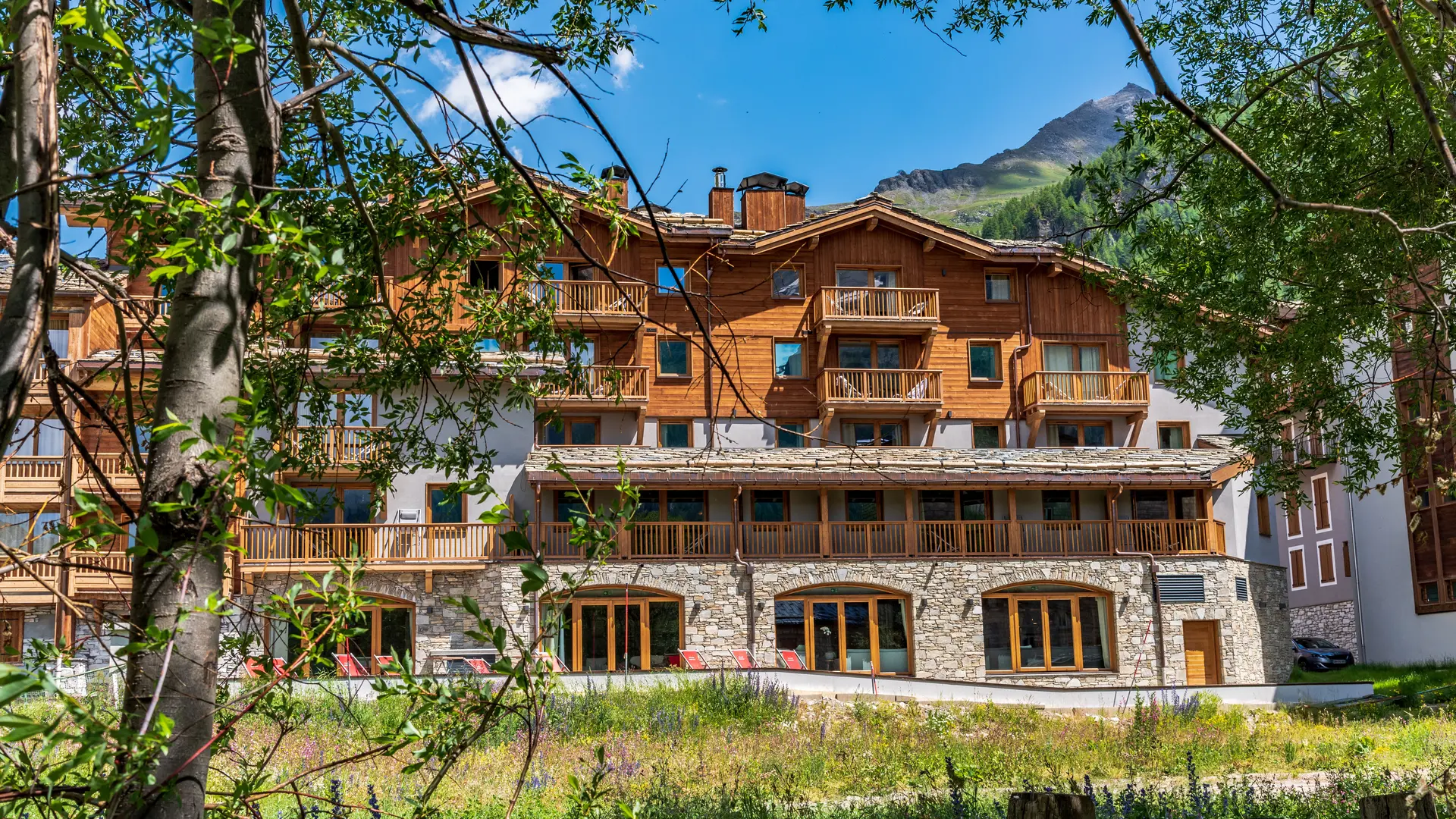 Façade extérieure Chalet Skadi à Val d'Isère en été