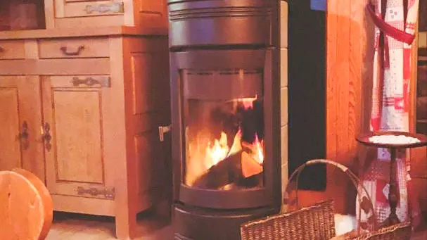 Stock de bois fourni pour le séjour.