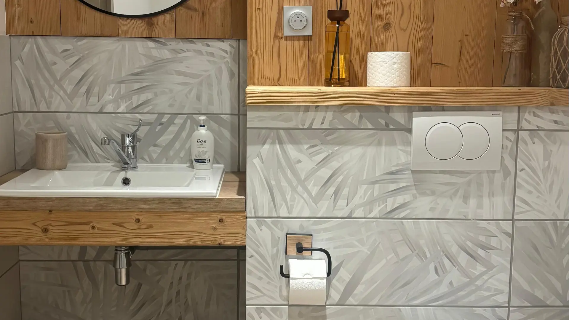 Salle de bain avec espace sous l'évier