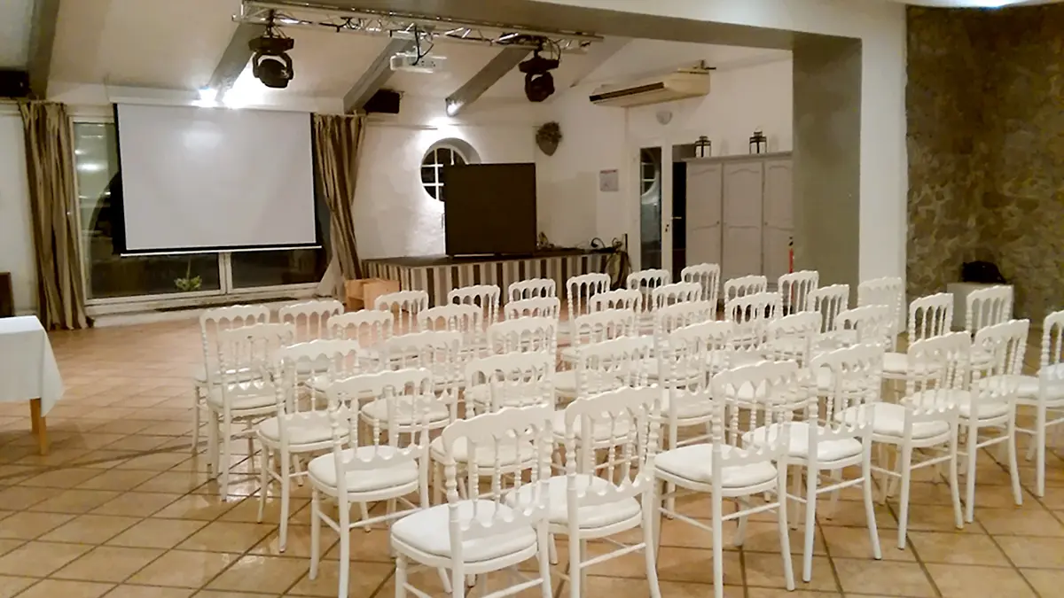 Salle aménagée pour séminaire