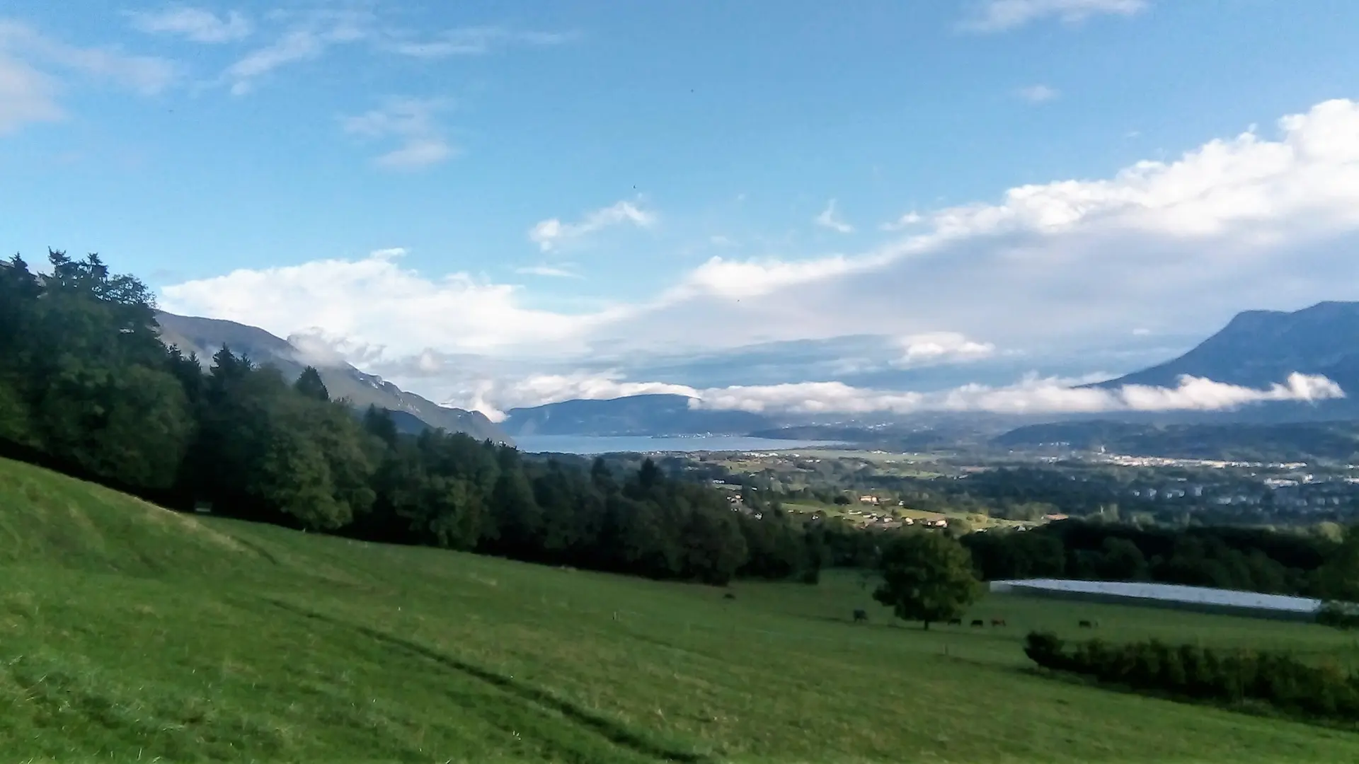 Vue sur Chambéry et le Lac du Bourget pendant l'ascension