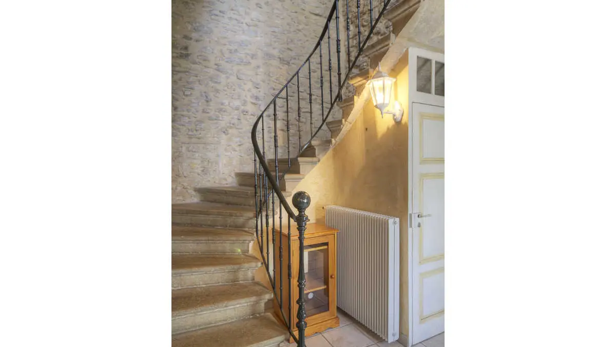 MONTÉE D'ESCALIERS EN PIERRE DE VILLEBOIS