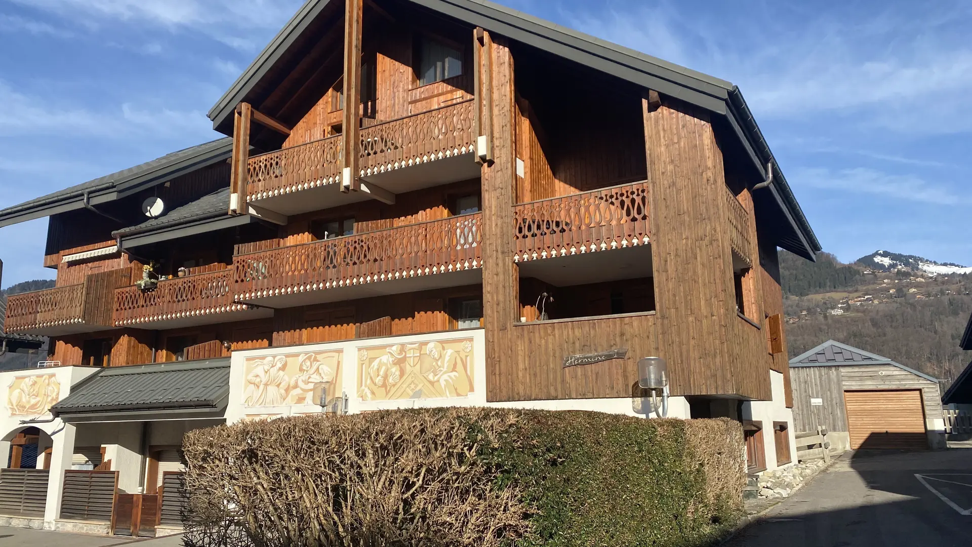 Résidence vue de la rue principale