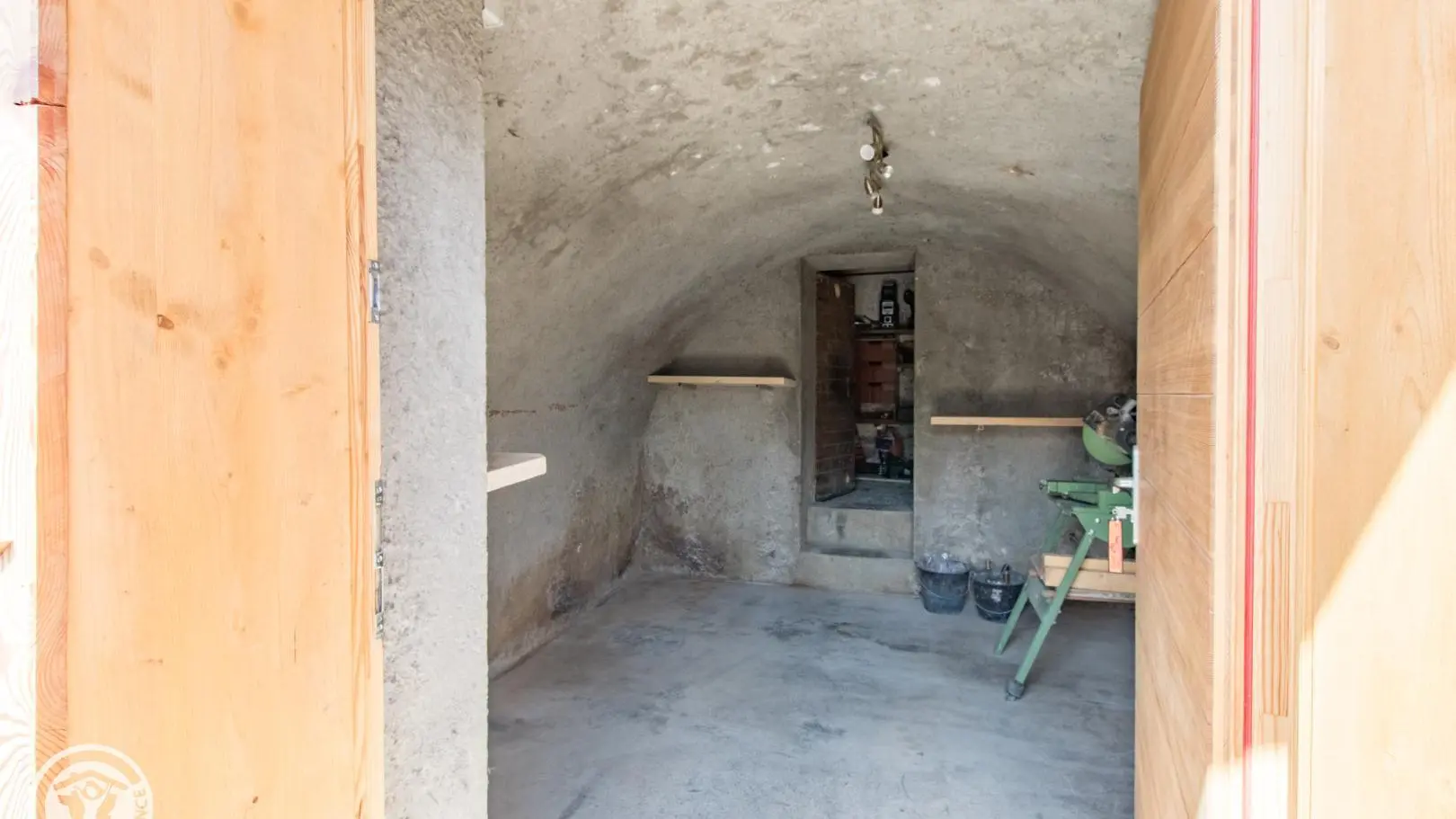 Cave fermé pour ranger skis ou vélos