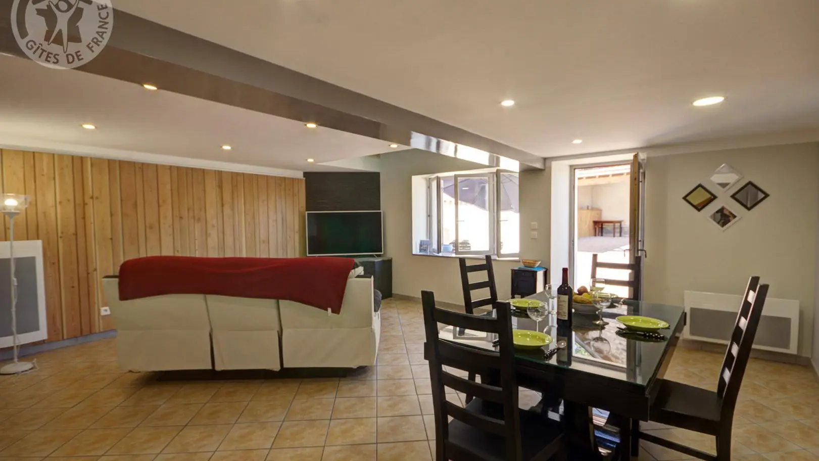 Pièce à vivre avec cuisine ouverte sur le salon/salle à manger.