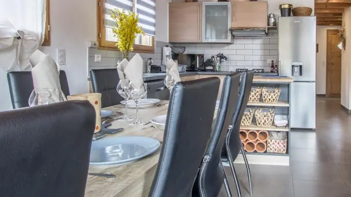 La chambre refuge de Mayère en arrière plan.