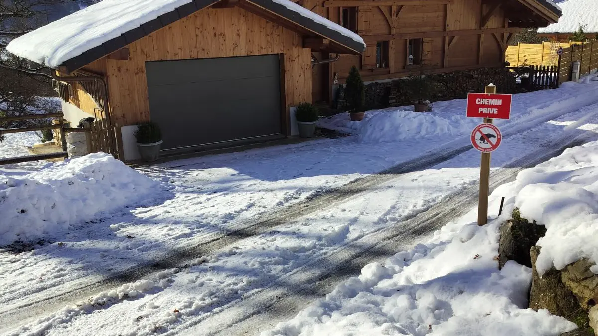 Chalet la valentine sous la neige