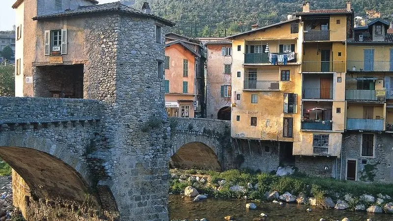 Randonnée Bévéra. Sospel, le vieux pont reliant les rives de la Bévéra, façades colorées.