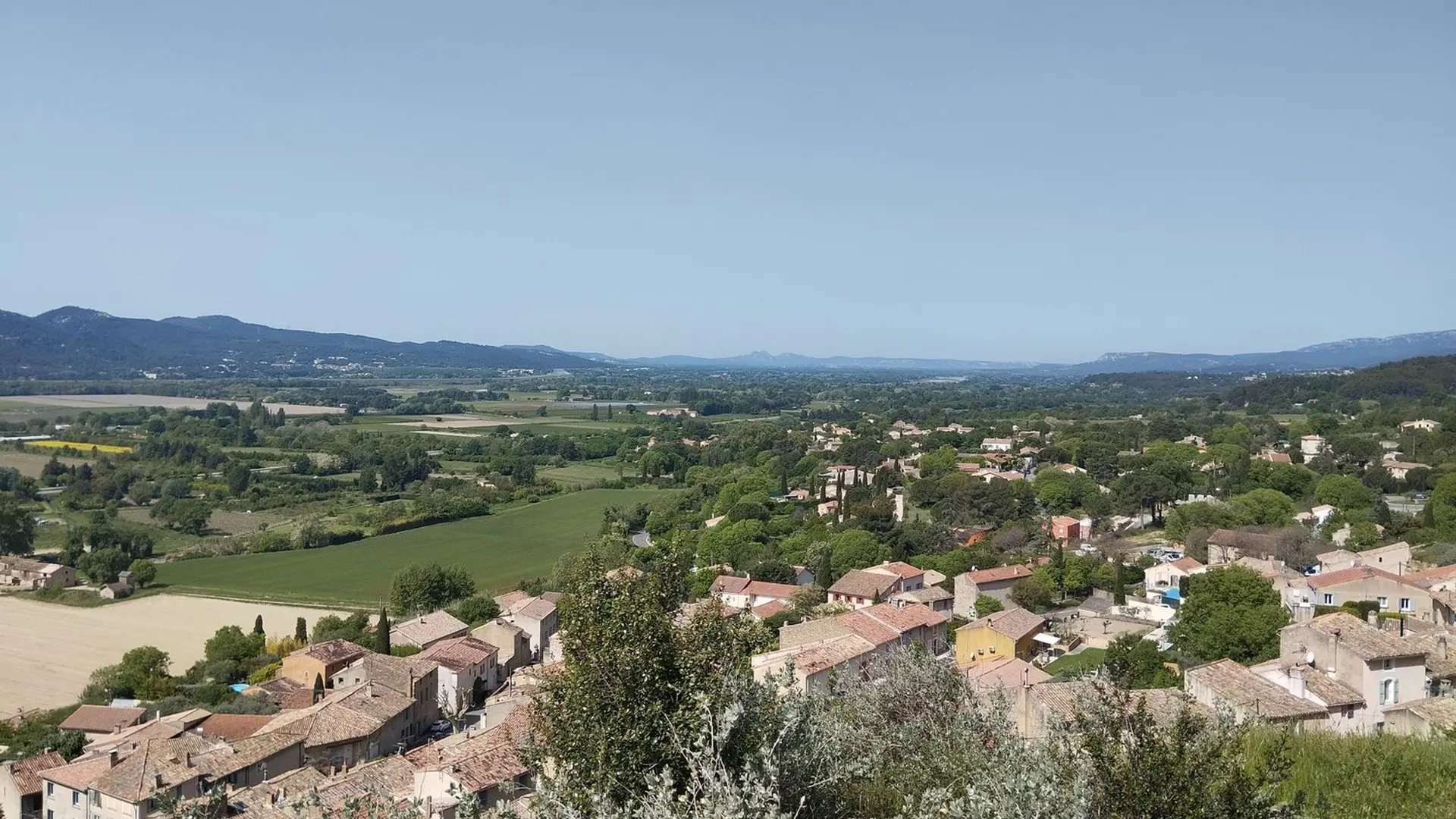 Vue sur la plaine agricole et jusqu'aux Alpilles, depuis Cadenet