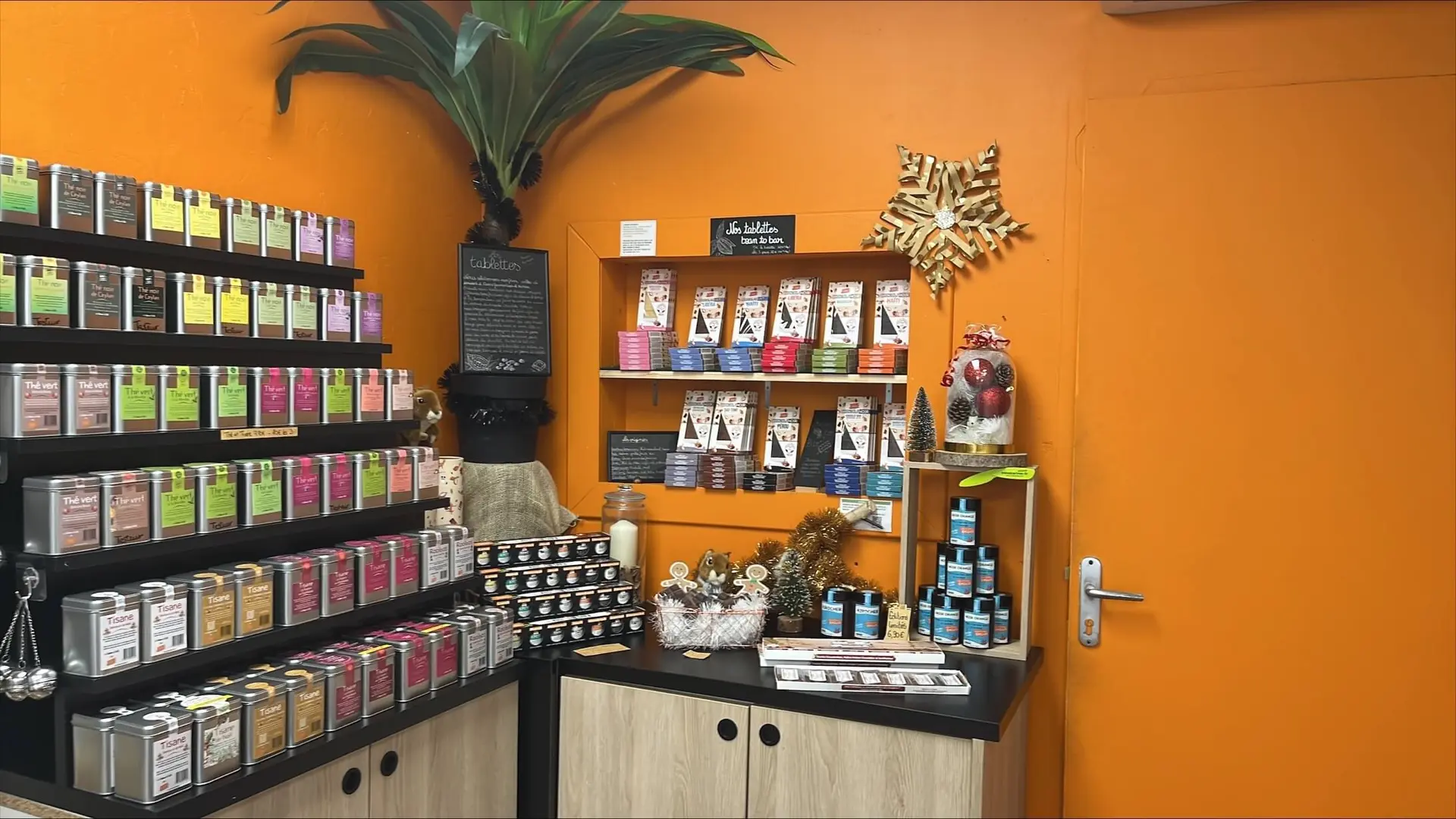 La gamme de thés/tisanes et de tablettes de chocolat.