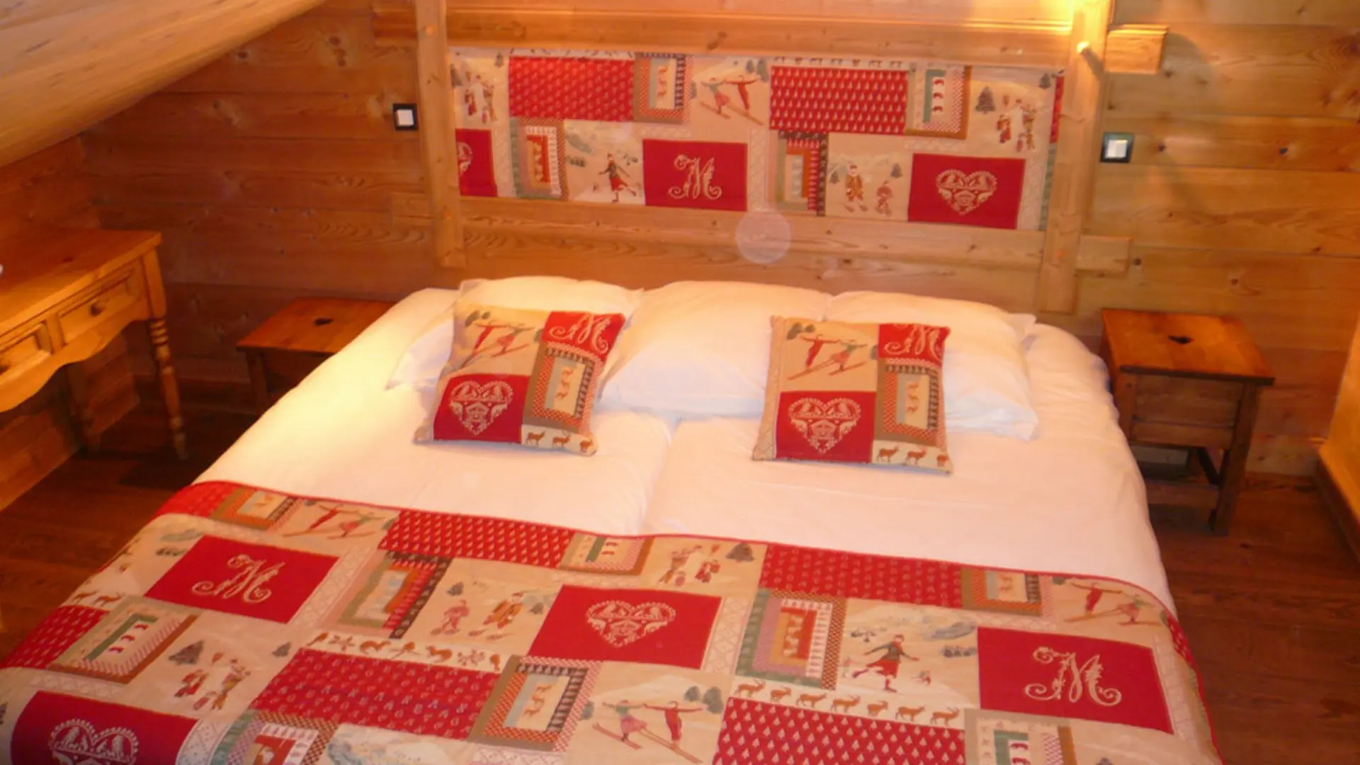 Chambre avec lit double/Bedroom with a double bed-Au Bon Vieux Temps n°1-Le Grand-Bornand
