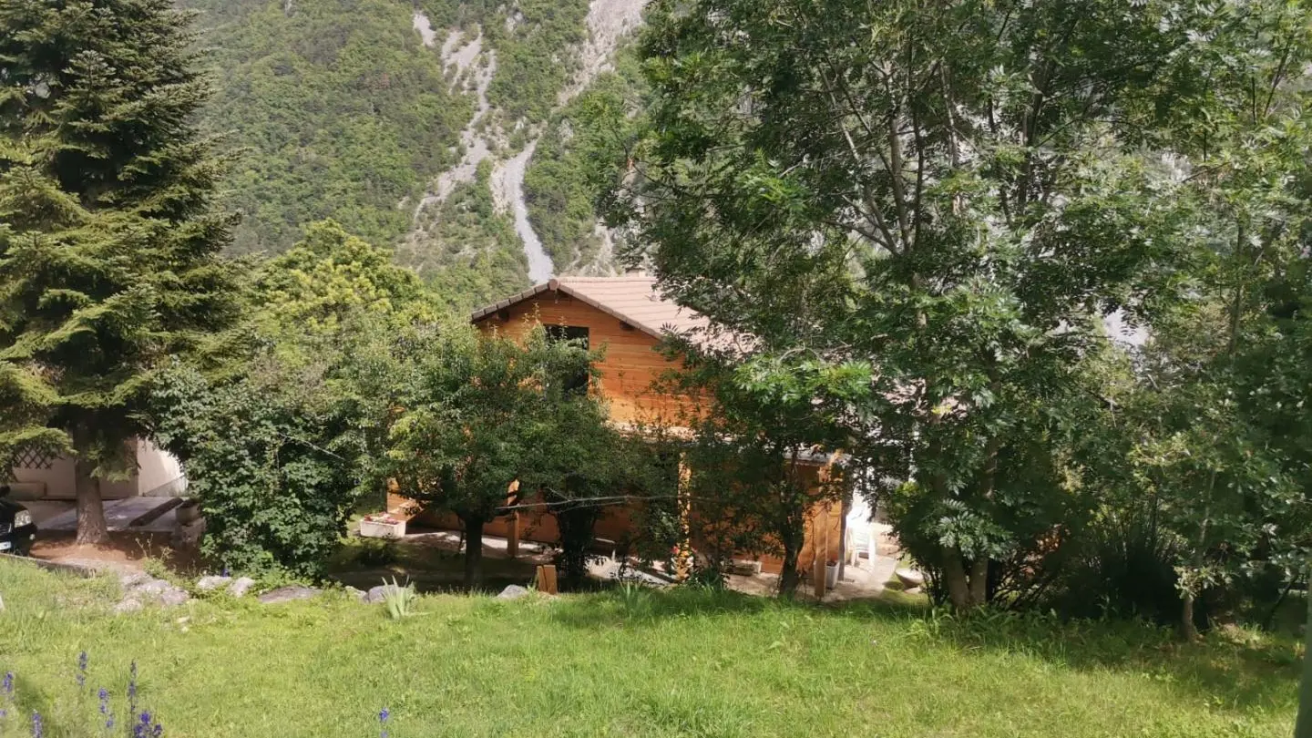 Vue en arrivant, depuis la rue - Gîte Les Grillons-Belvédère - Gîtes de France des Alpes-Maritimes