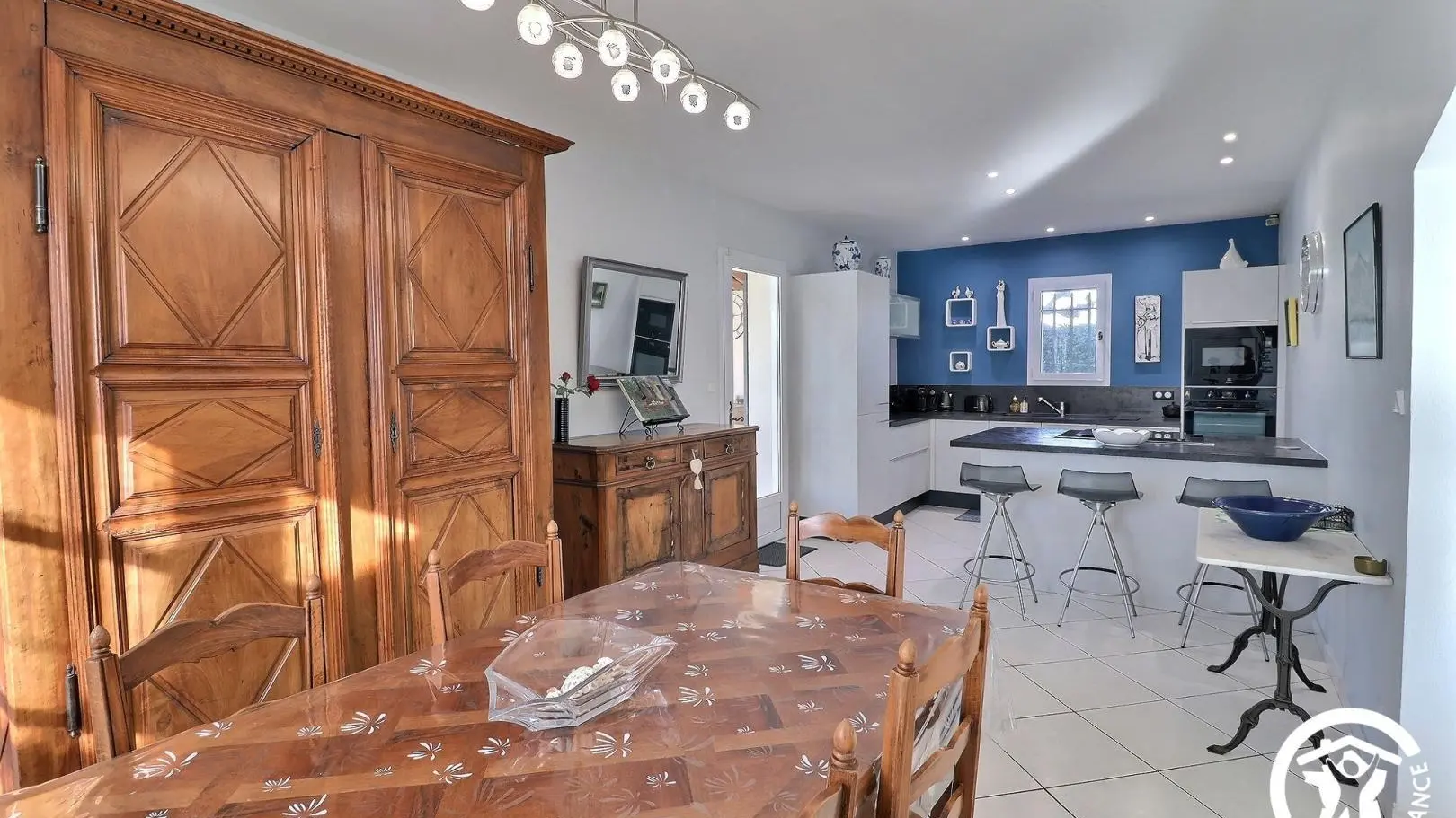 Salle à manger et cuisine