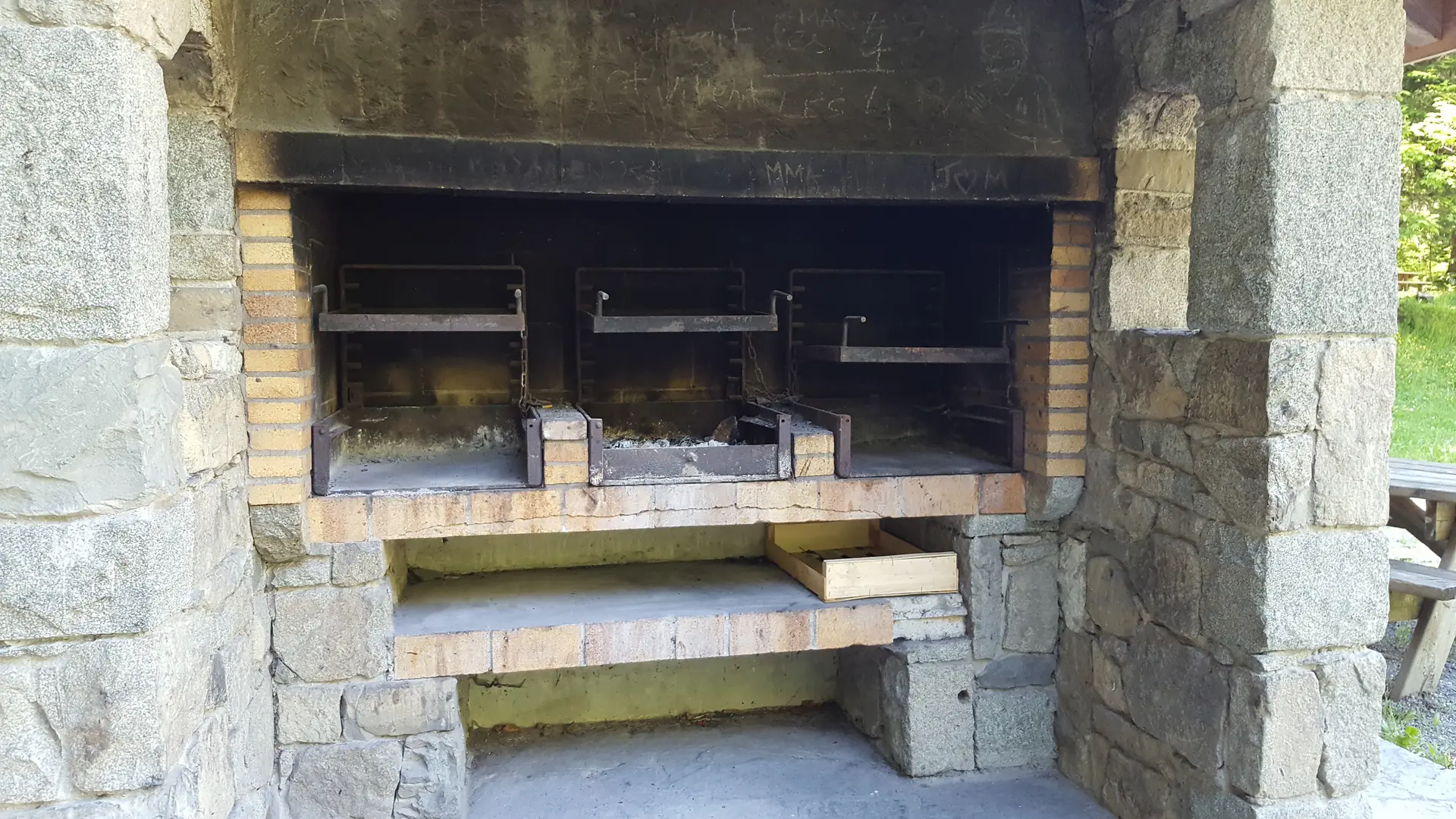 Aire de barbecue à Lormay
