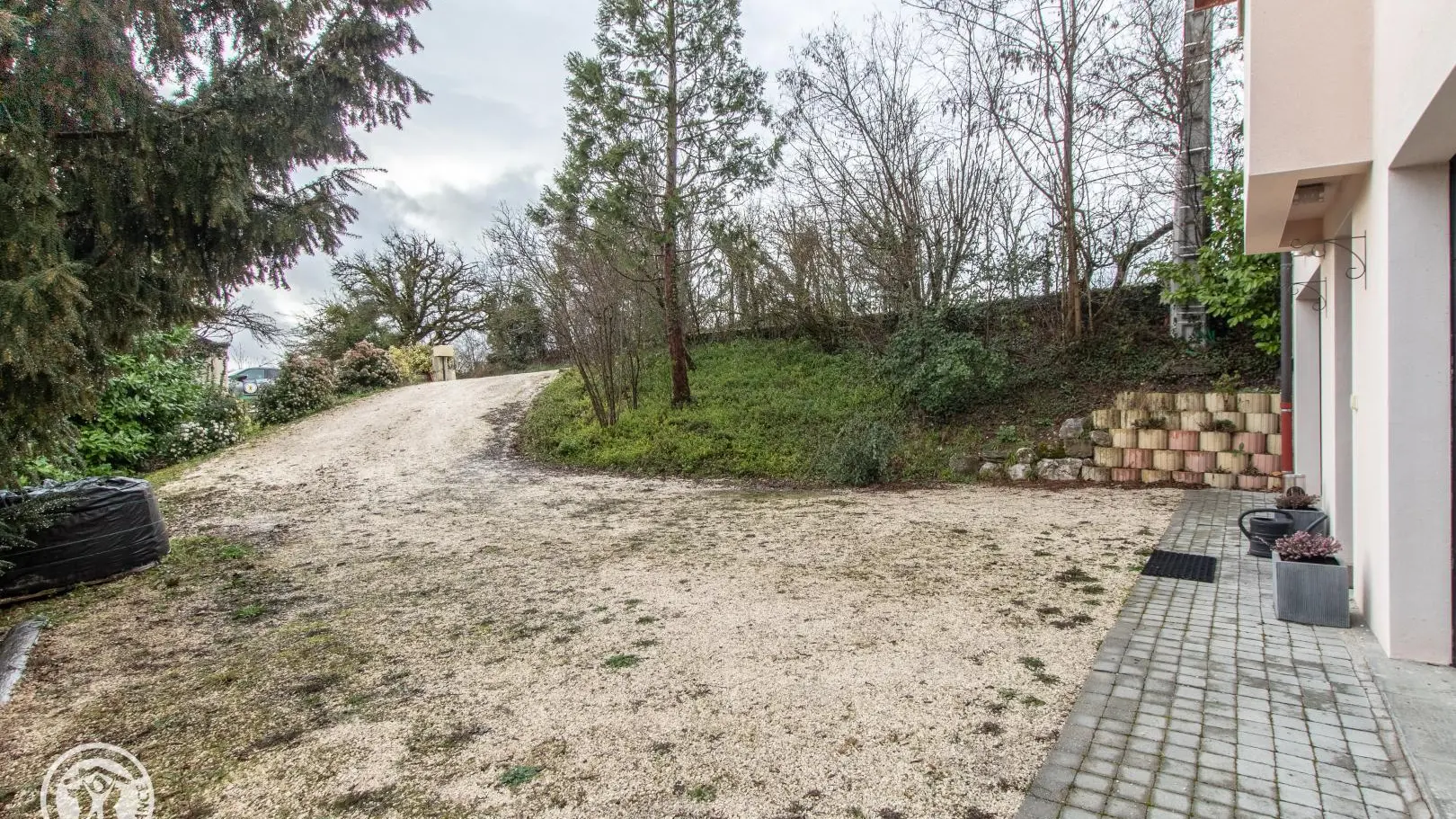 Cour devant la villa (avant enrobé)