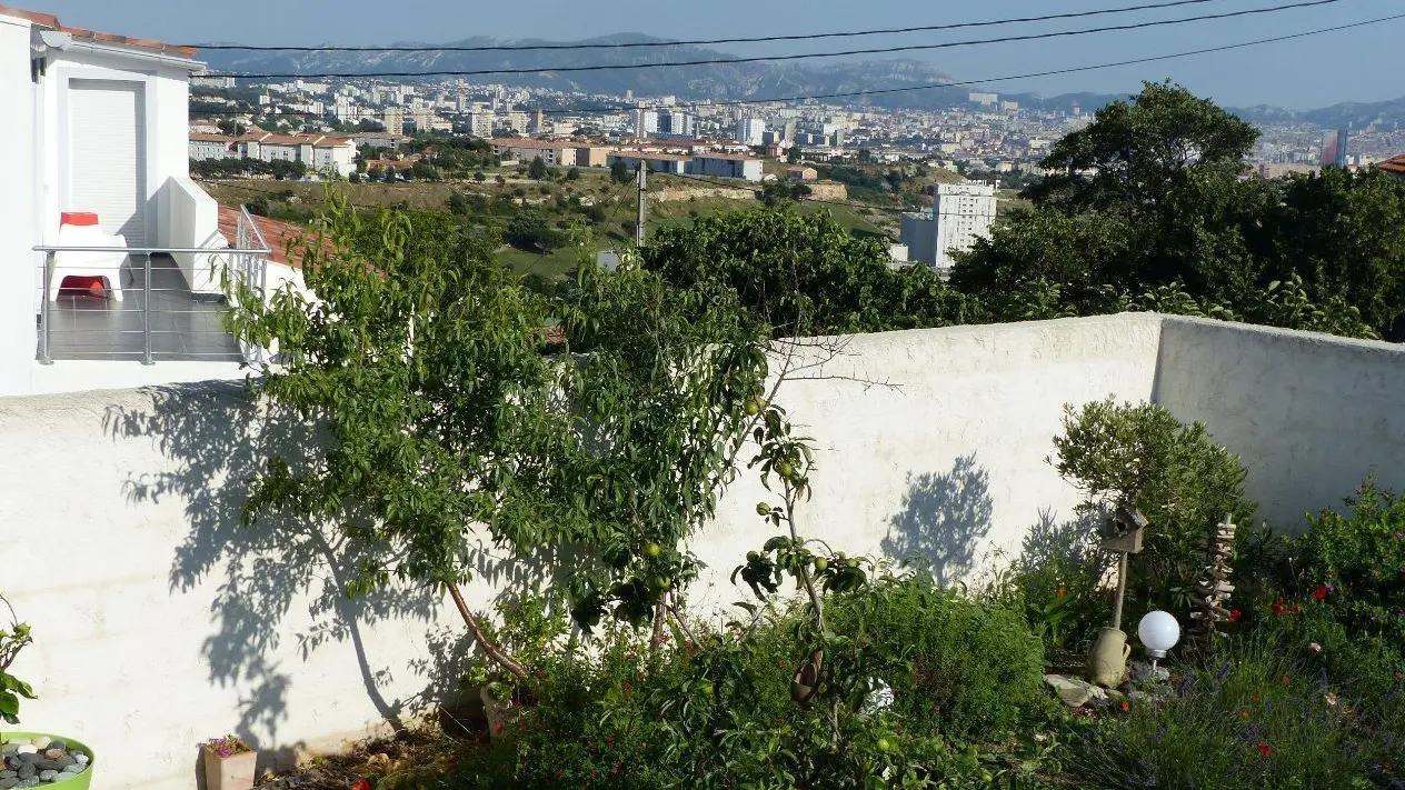 jardin avec vue sur Marseille