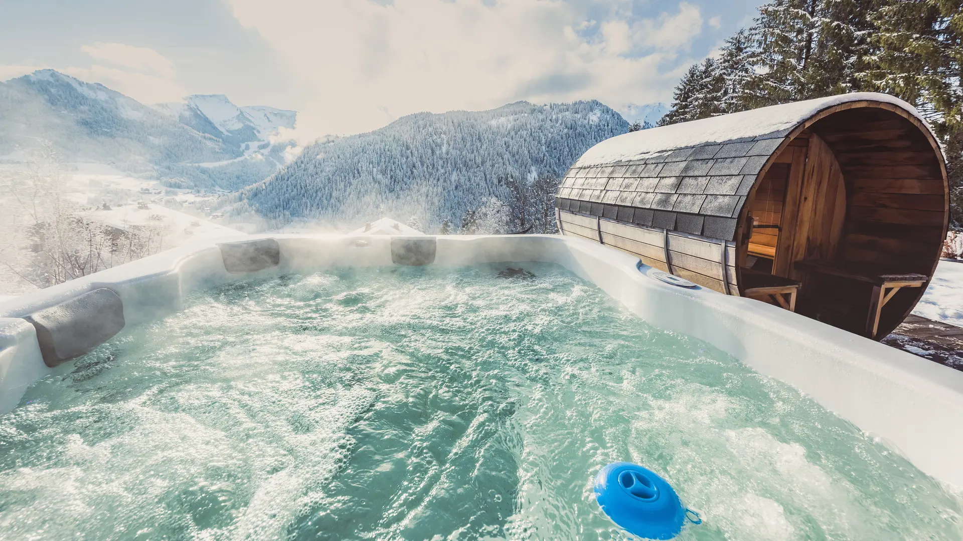 Sauna-jacuzzi_extérieur-Hiver_Chalet Le Spencer_Châtel