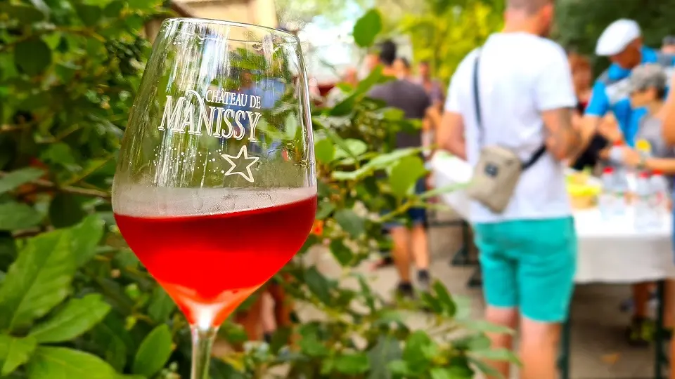 Dégustation d'une cuvée en rosé de Tavel en extérieure au Château de Manissy